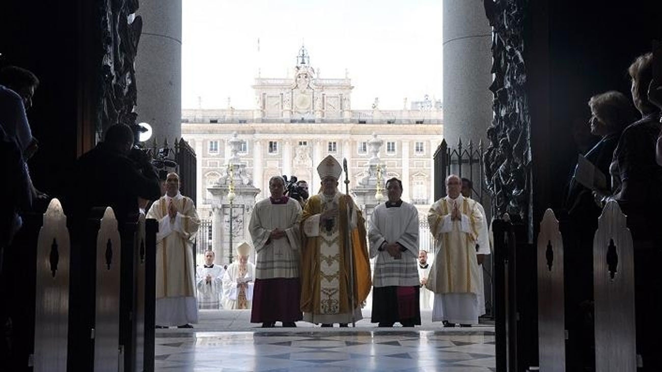 El arzobispo de Madrid, cardenal Carlos Osoro, entrando en la catedral de La Almudena