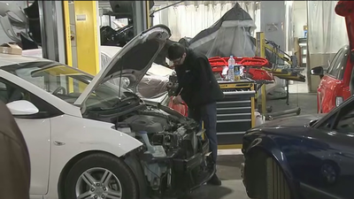 Los talleres de barrio temen quedarse sin trabajo por el auge del coche eléctrico