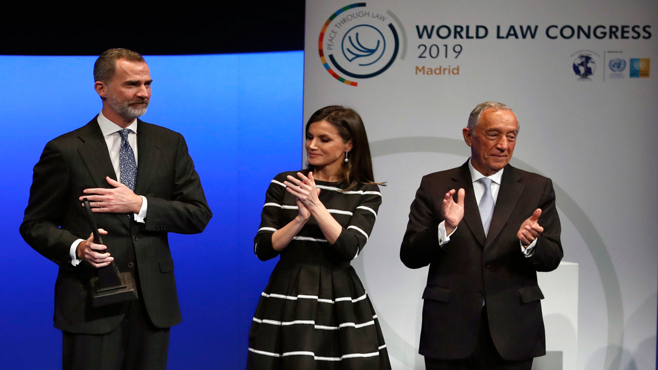 El rey Felipe: "No es admisible apelar a la democracia sin respetar la ley"