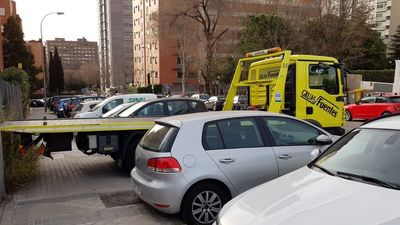 Cómo sortear una grúa en la acera para llegar a una guardería en Alcalá