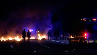 Cortan autopistas y carreteras en el inicio de la huelga general en Cataluña