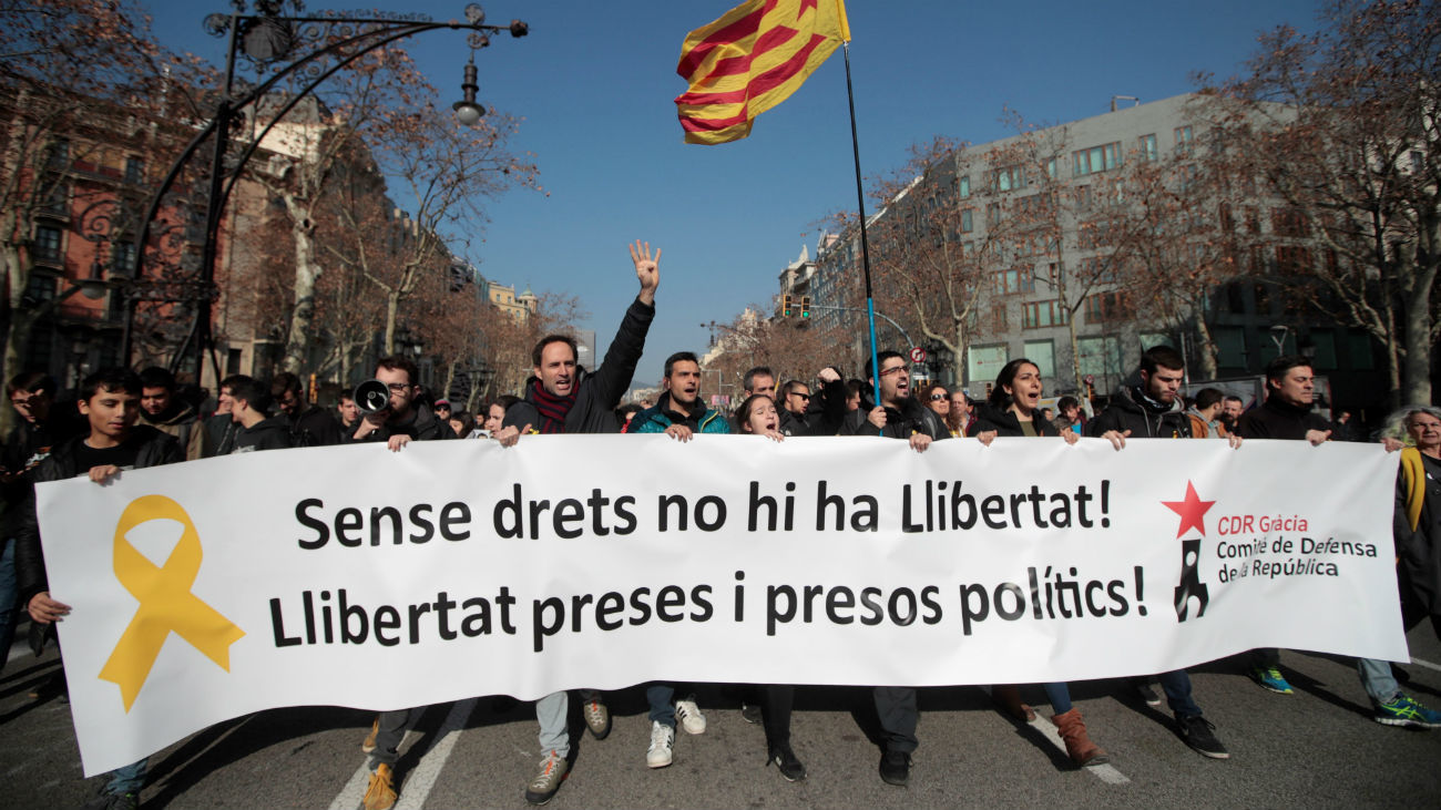 Grupos de personas que secundan la huelga general en Cataluña realizan cortes de tráfico