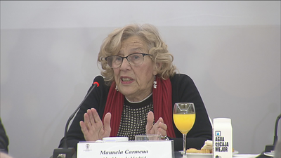 Carmena se sorprende porque "hay muchos madrileños que hacen pis en la calle"