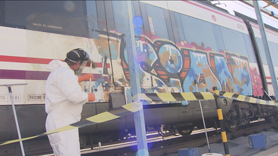 Así se limpian los grafitis de los trenes de Cercanías de Madrid