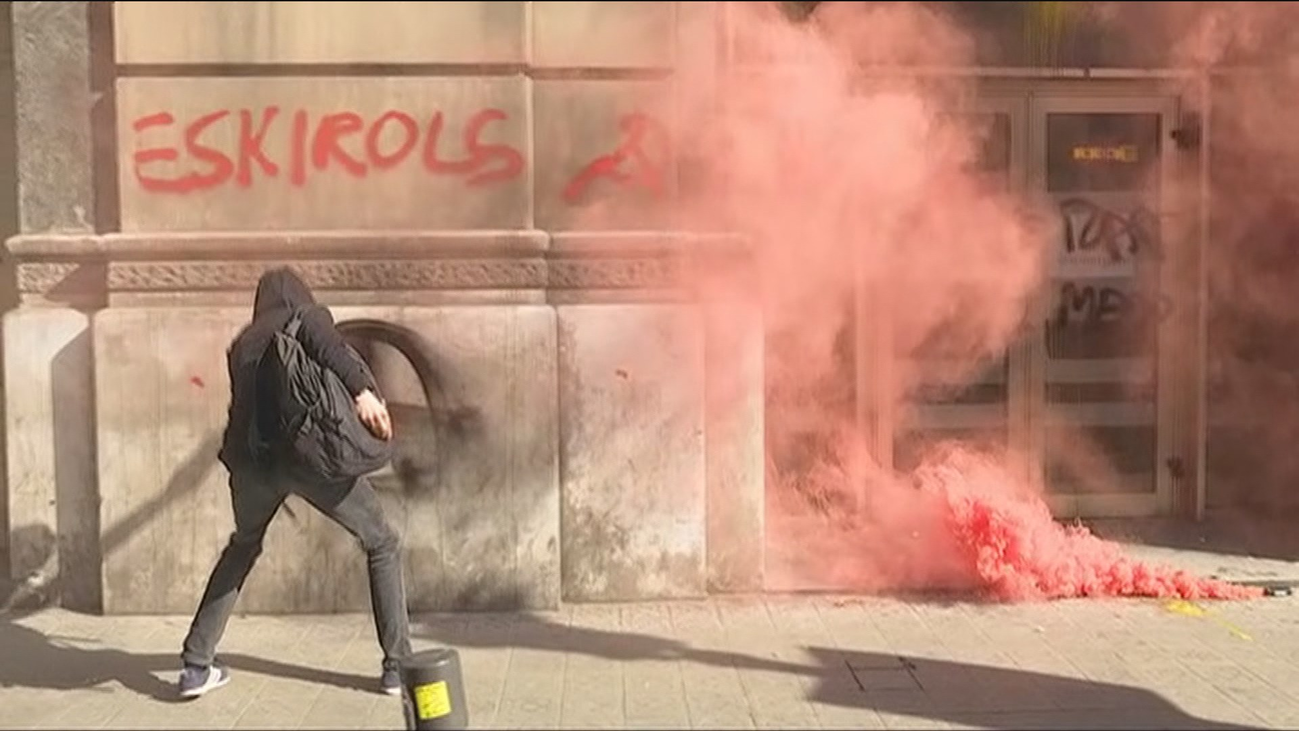 La huelga soberanista toma calles y carreteras pero no paraliza el comercio