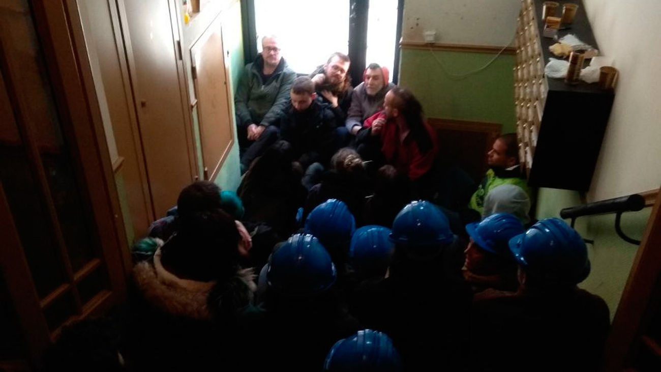 Imagen del portal de Argumosa con los cascos azules de la ONU (Sindicato de Inquilinas de Madrid)