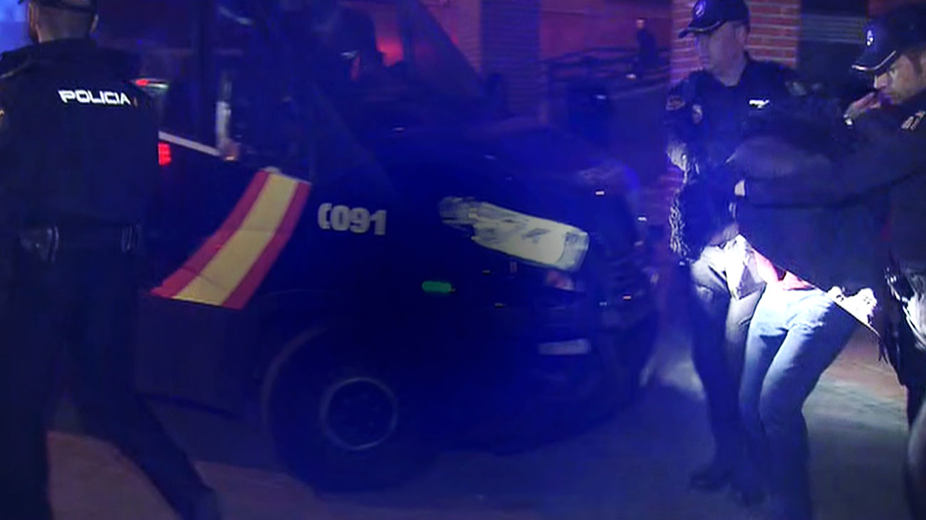 El hombre detenido por descuartizar y comerse parte del cadáver de su madre es trasladado a la central de la Policía Nacional