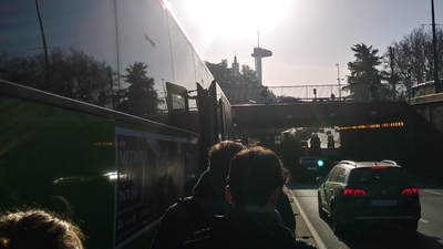Decenas de viajeros caminan por el Bus Vao de la A-6 a Moncloa tras la avería de un autobús