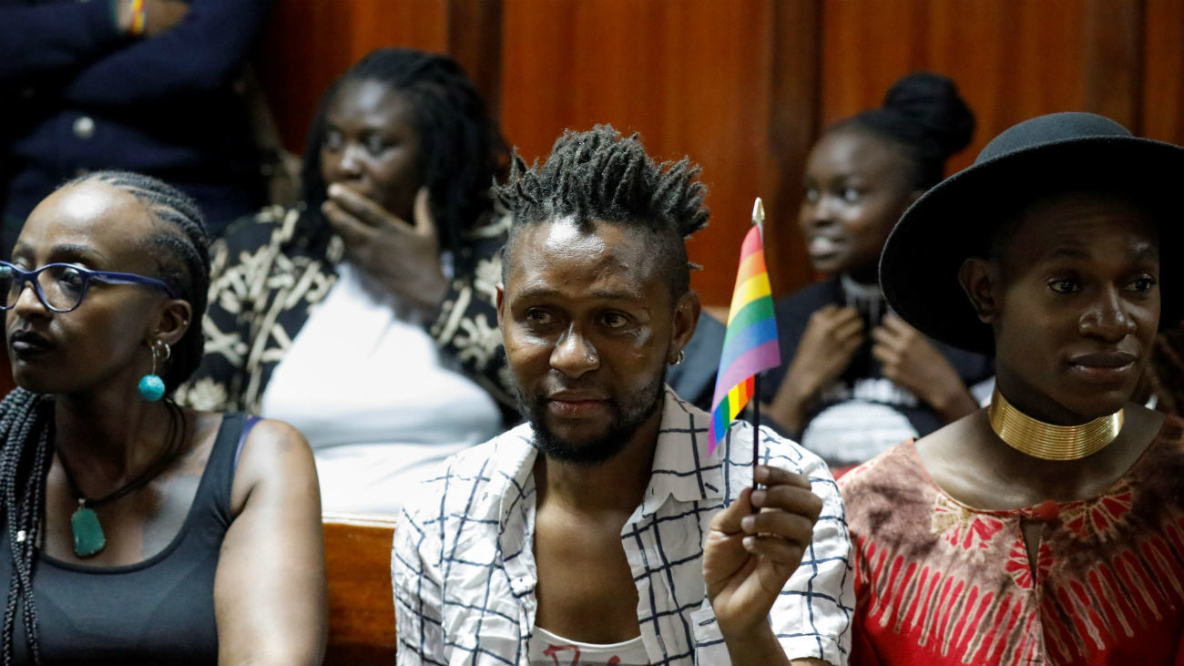 El activista LGTB Mombo Ngua, también conocido como Mantully, muestra una bandera multicolor