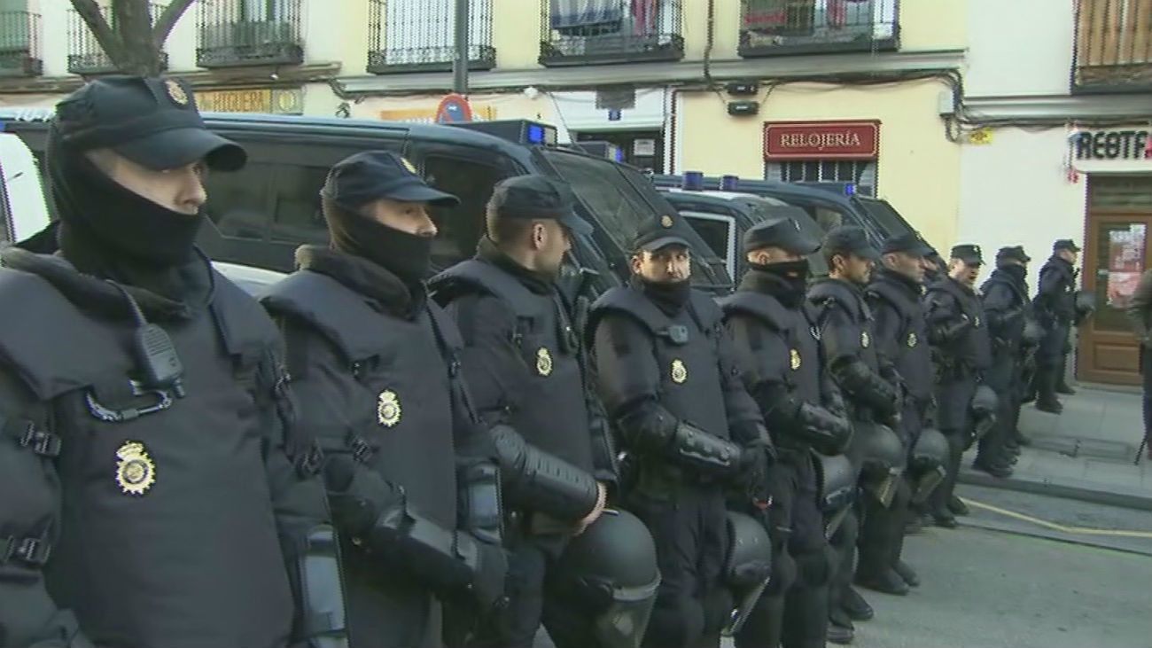 Fuerte presencia policial a la espera de cuatro desahucios en Argumosa 11