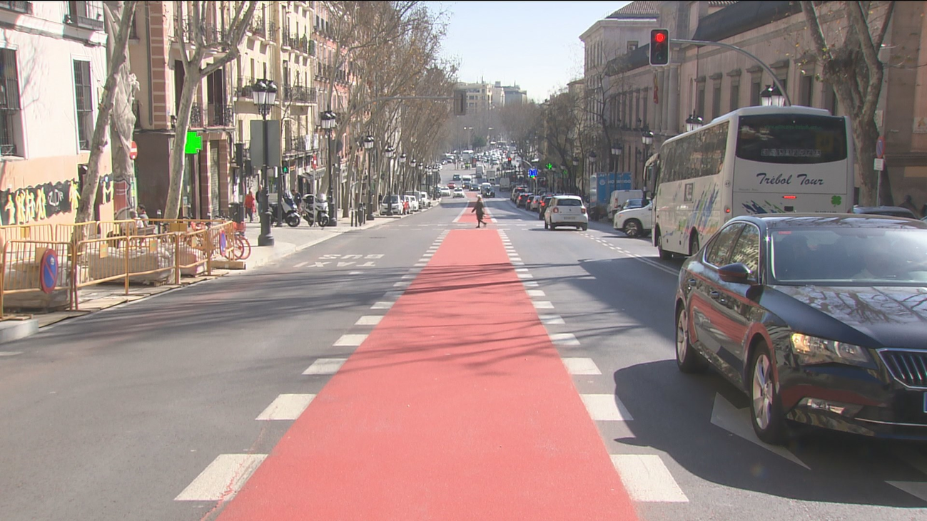 La calle Atocha luce ya su nueva imagen con más espacio para el peatón y las bicis