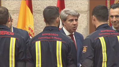 Garrido entrega sus diplomas a 113 nuevos bomberos de la Comunidad