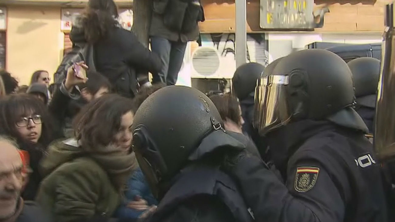 Máxima tensión en el desahucio de Argumosa 11 con seis detenidos