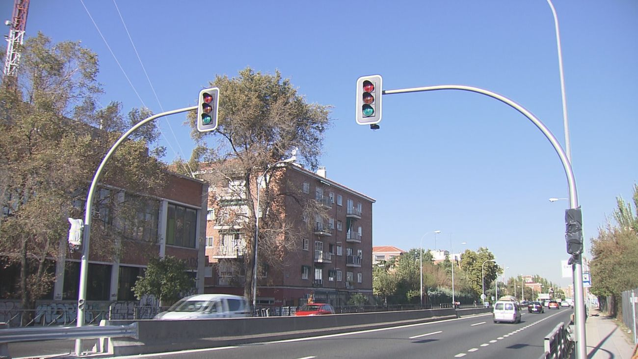 Instalación de semáforos en la A-5