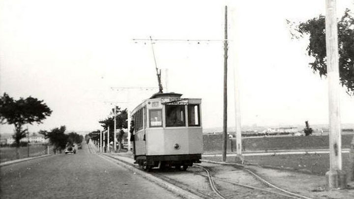 Apartadero del tranvía 53, a la altura de Cuatro Vientos