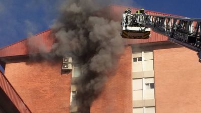 Muere un hombre en un incendio en una casa en Villa de Vallecas