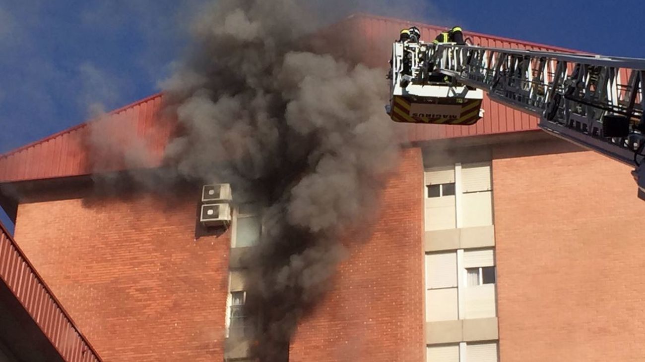 Muere un hombre en un incendio en una casa en Villa de Vallecas