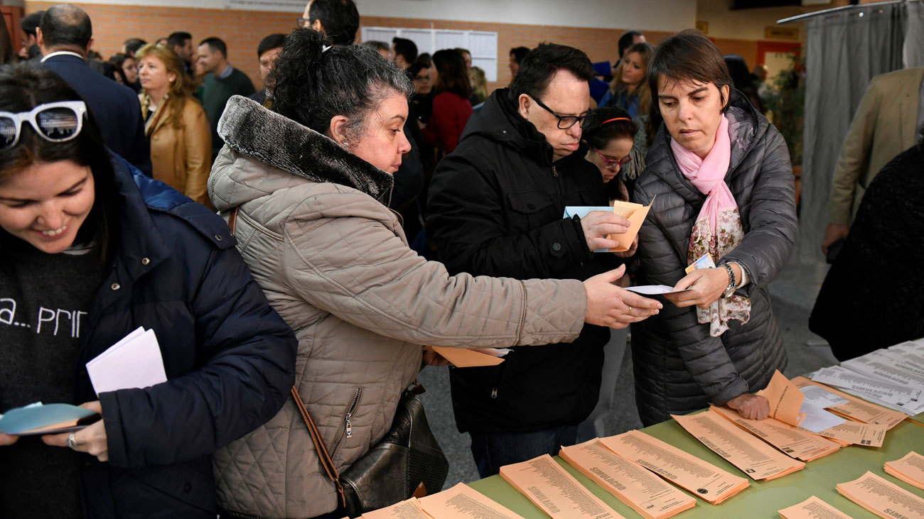 Una persona con discapacidad participa en el simulacro electoral del sistema de votación organizado por el Gobierno regional y Plena Inclusión, para las personas con discapacidad intelectual, que podrán votar por primera vez en España en las elecciones generales del 28 de abril