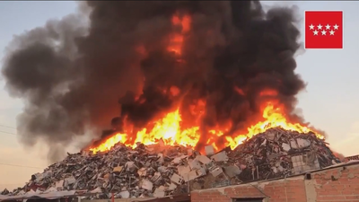 Preocupación por el alcance de las llamas del incendio en una chatarrería de San Fernando de Henares