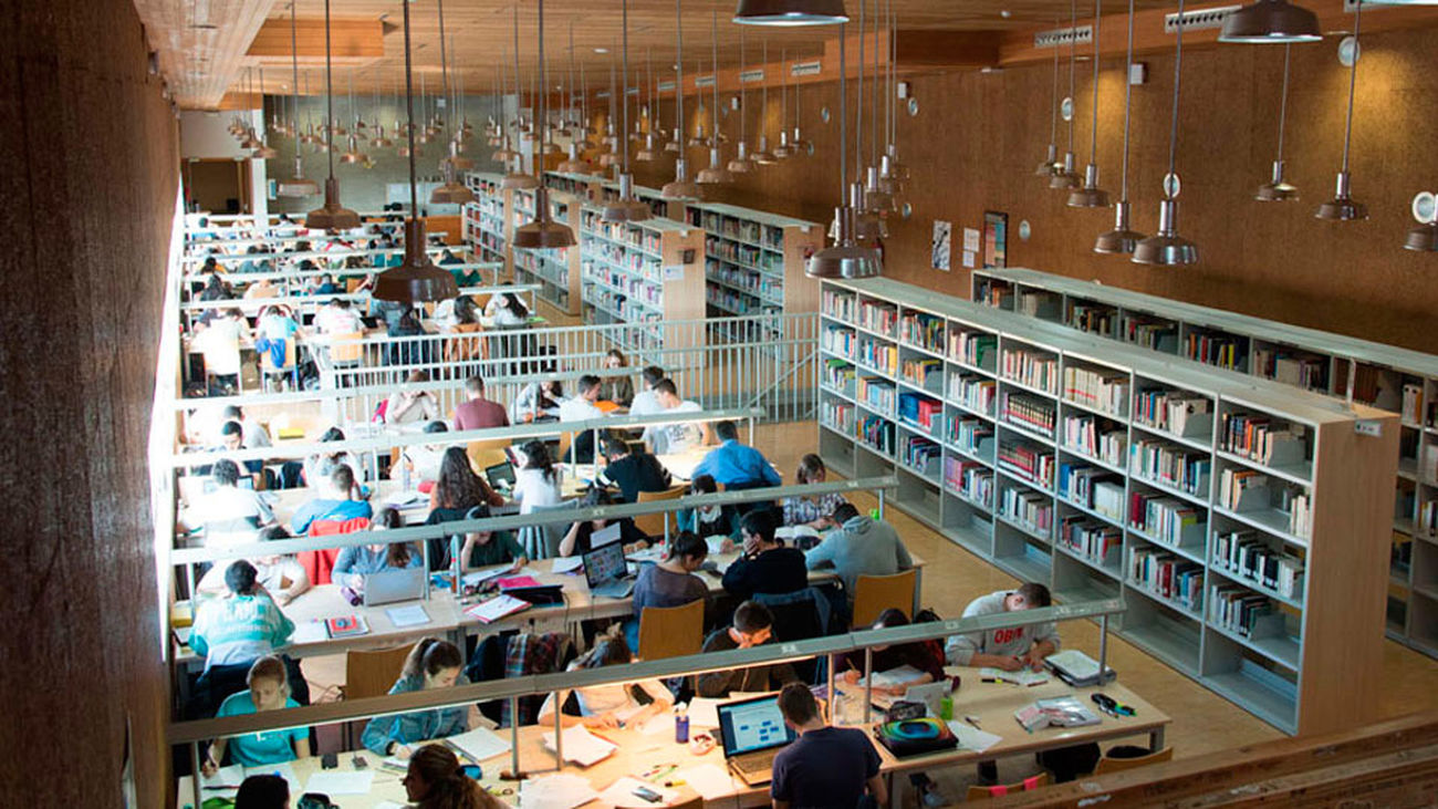 Colmenar Viejo ya puede acceder al catálogo de bibliotecas de la región gracias al carné único