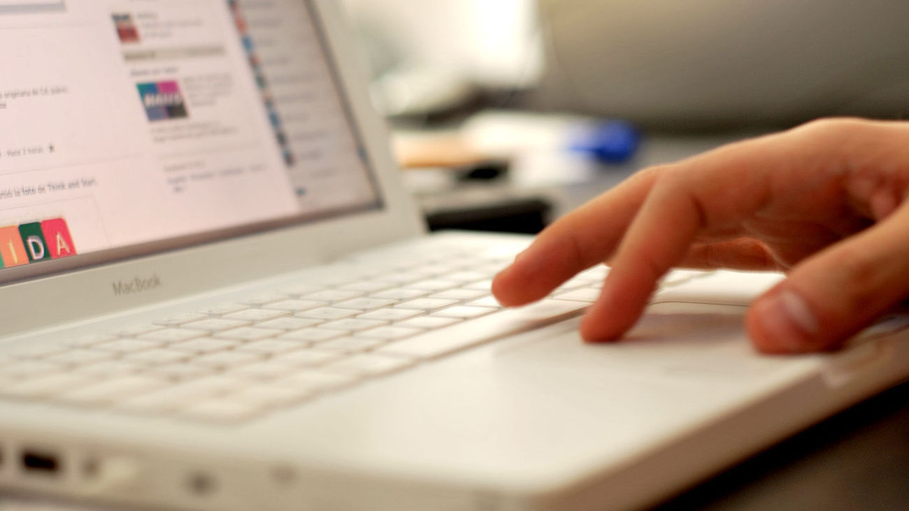 Condenada a 2 años de cárcel por subir a Internet  25.000 enlaces con música ilegal