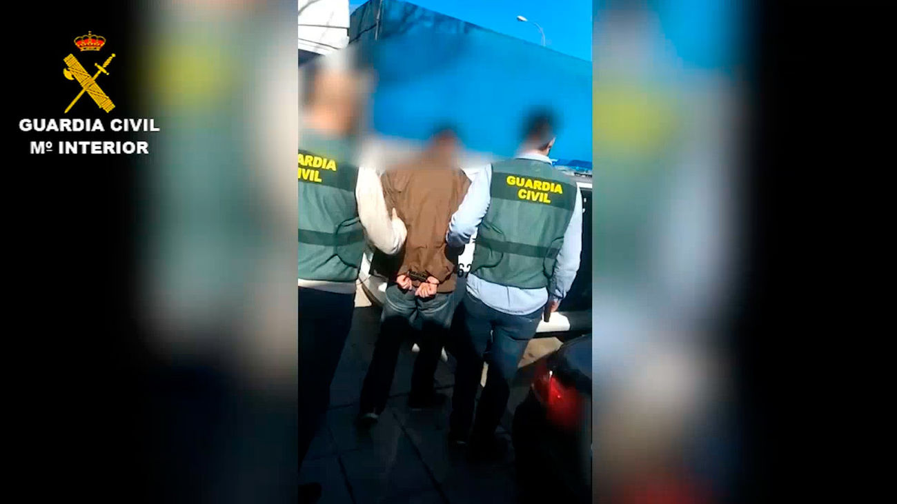 Momento de la detención del agresor de Tres Cantos por parte de la Guardia Civil