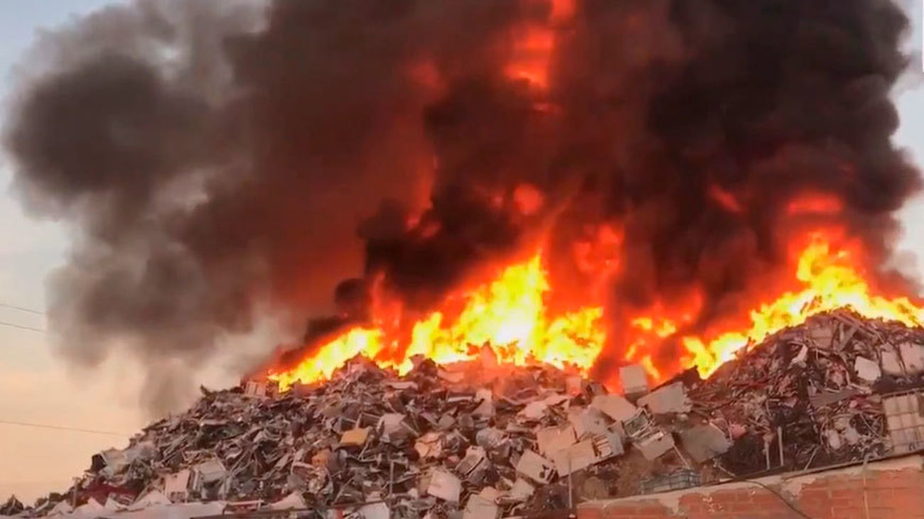 Diez dotaciones de Bomberos siguen trabajando en el incendio de chatarra de San Fernando