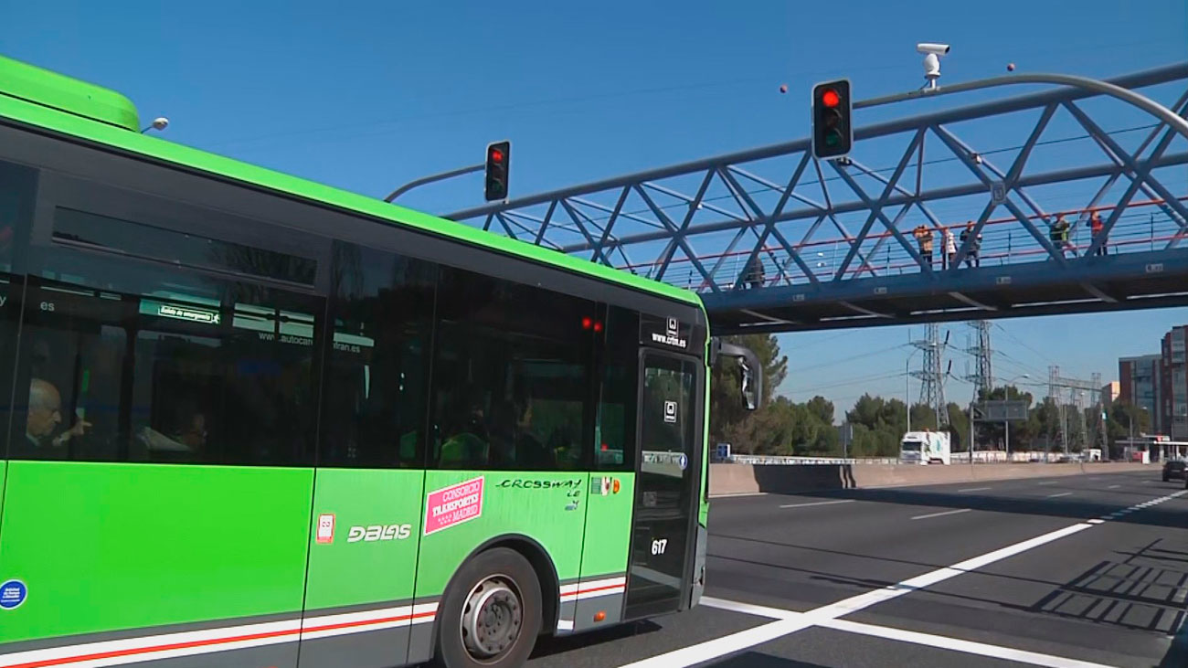 Los polémicos semáforos de la A-5 entran en funcionamiento