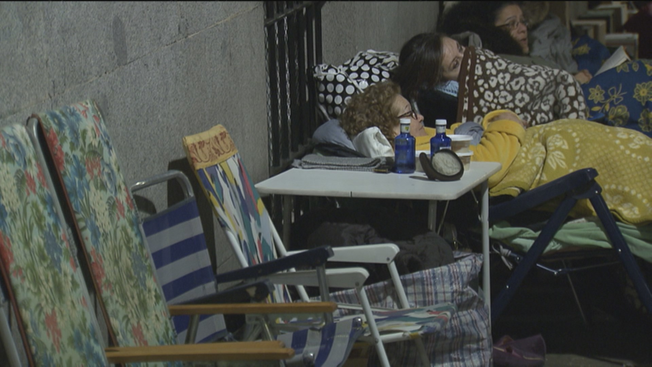 Polémica entre fieles y policías en la espera para el besapiés de Jesús de Medinaceli