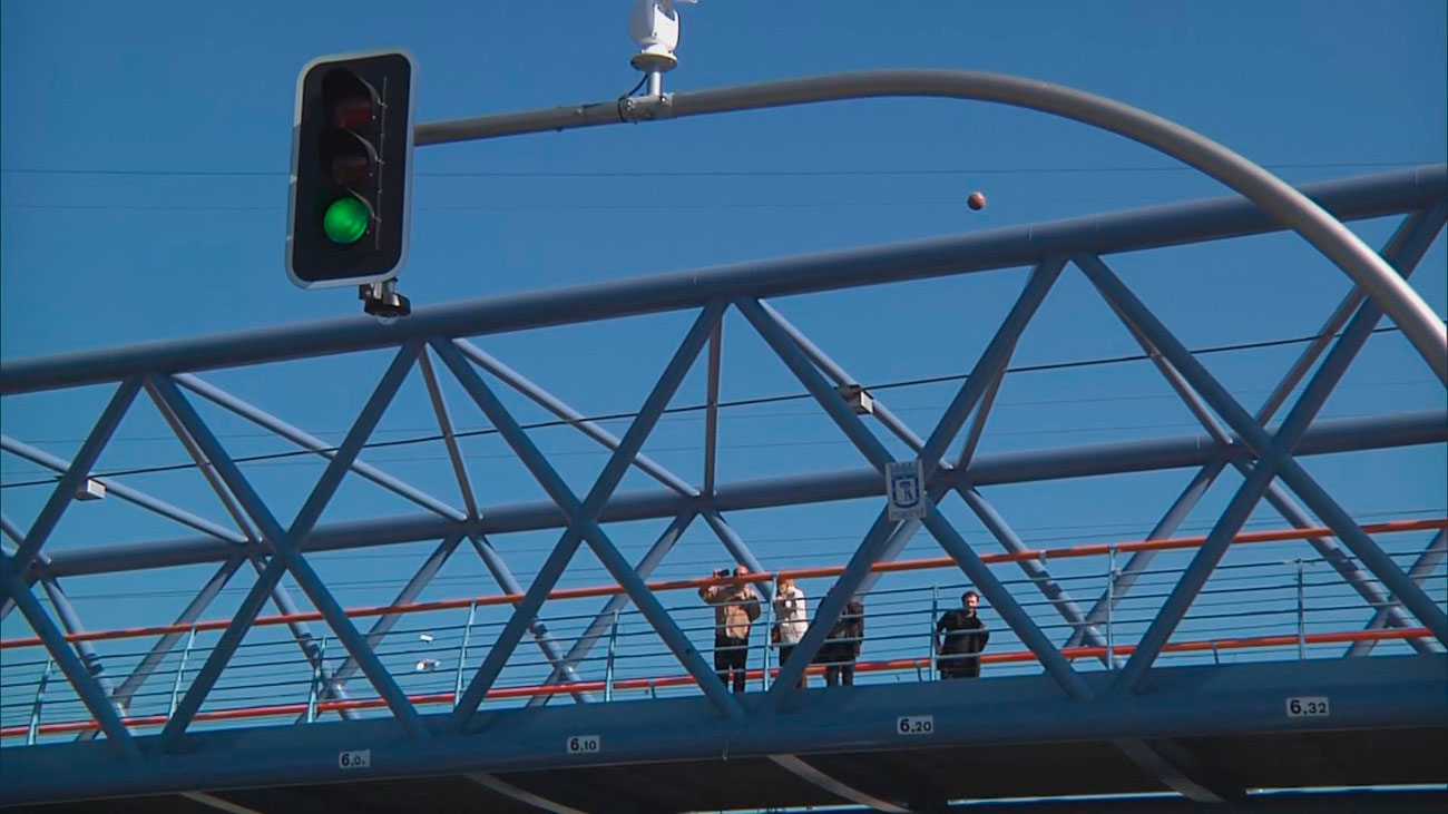 Los semáforos de la A-5 ya están en funcionamiento con los vecinos 'divididos'