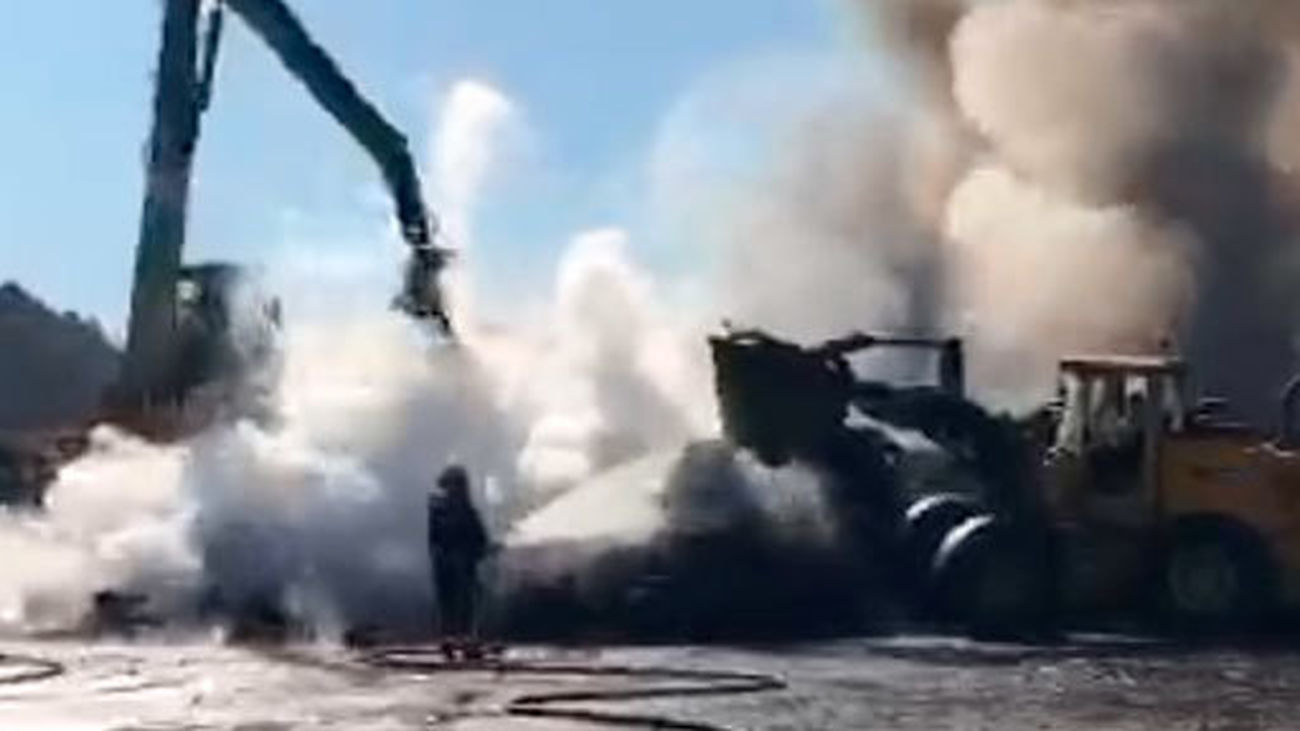 Ocho dotaciones de bomberos siguen refrescando la chatarra que se incendió en San Fernando