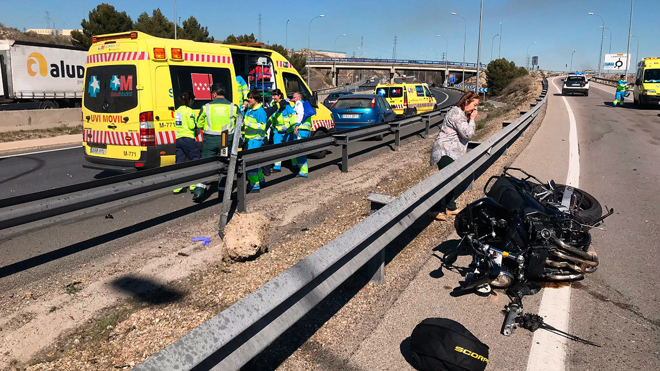 Un motorista sufre la amputación de una pierna  en un accidente en la A-4