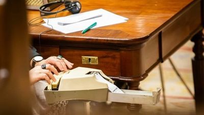 ¿Qué necesitas para trabajar como taquígrafo en el parlamento?