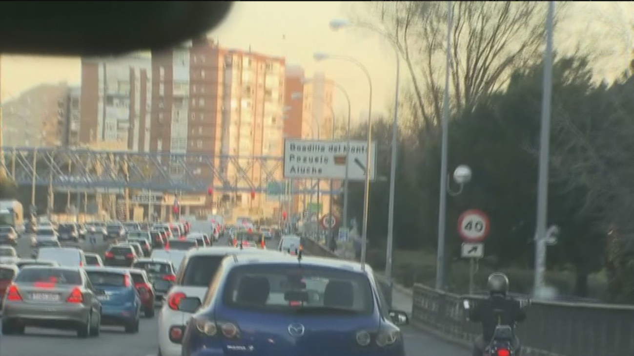 Los atascos se trasladan a la M-40 en la primera hora punta con semáforos en la A-5