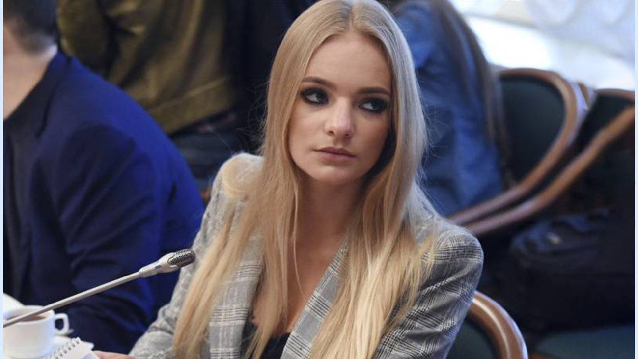 La becaria rusa que ha causado gran revuelo en el Parlamento Europeo