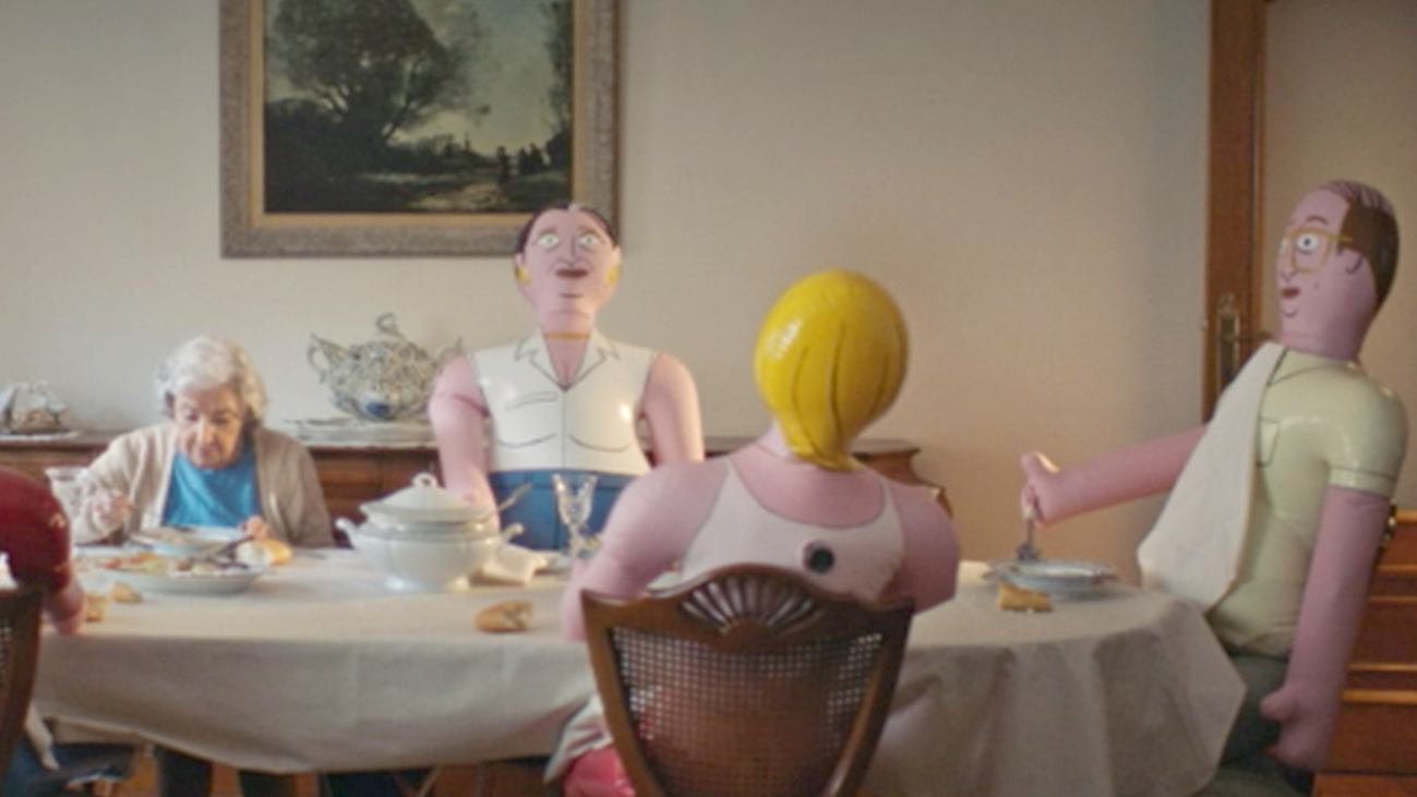 'Familias hinchables' para concienciar sobre los mayores que viven solos