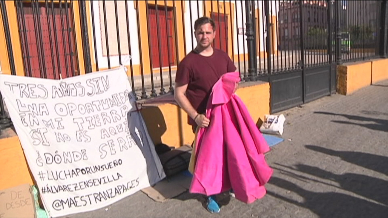 Un novillero en huelga de hambre ante La Maestranza