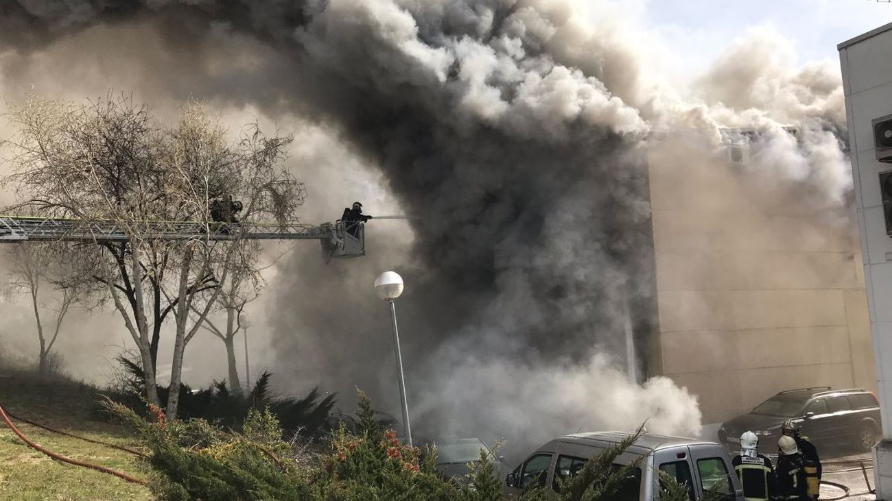 Incendio en una nave industrial en Las Rozas