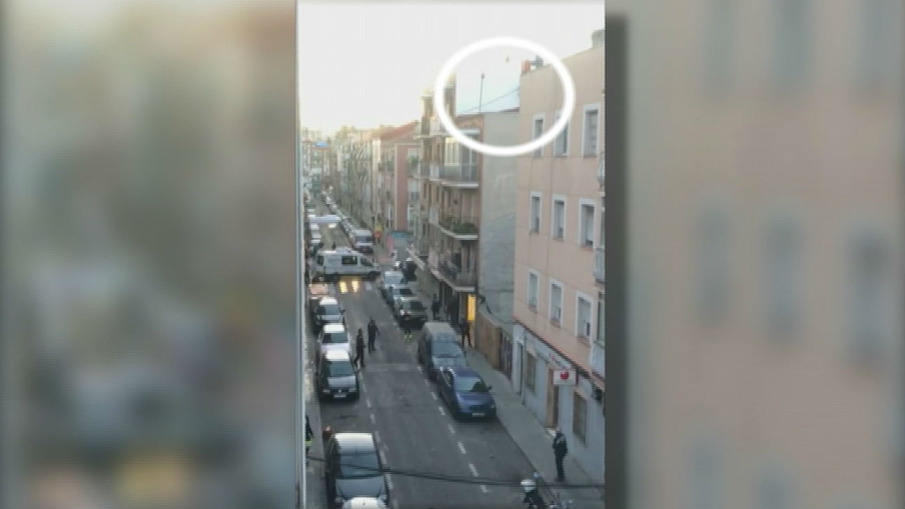 Una mujer detenida y su hijo huido tras lanzar una bombona a la policía en el barrio de Lucero