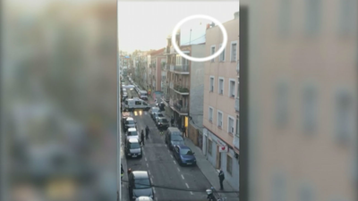 Una mujer detenida y su hijo huido tras lanzar una bombona a la policía en el barrio de Lucero