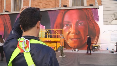 Gran mural artístico en la Gran Vía por las mujeres