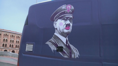 HazteOir lanza un bus con la imagen de Hitler y el mensaje '#StopFeminazis'