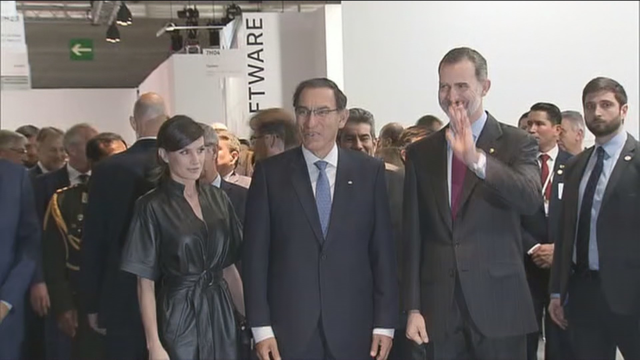 Los reyes evitan la polémica en ARCO y no pasan junto al 'ninot' de Felipe VI