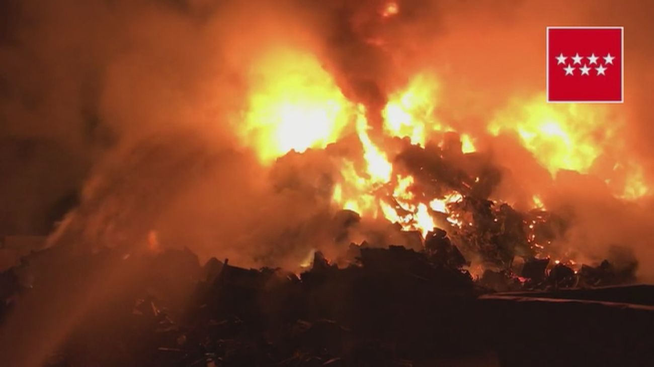 Extinguido un incendio sobre 600 toneladas de chatarra en San Fernando de Henares