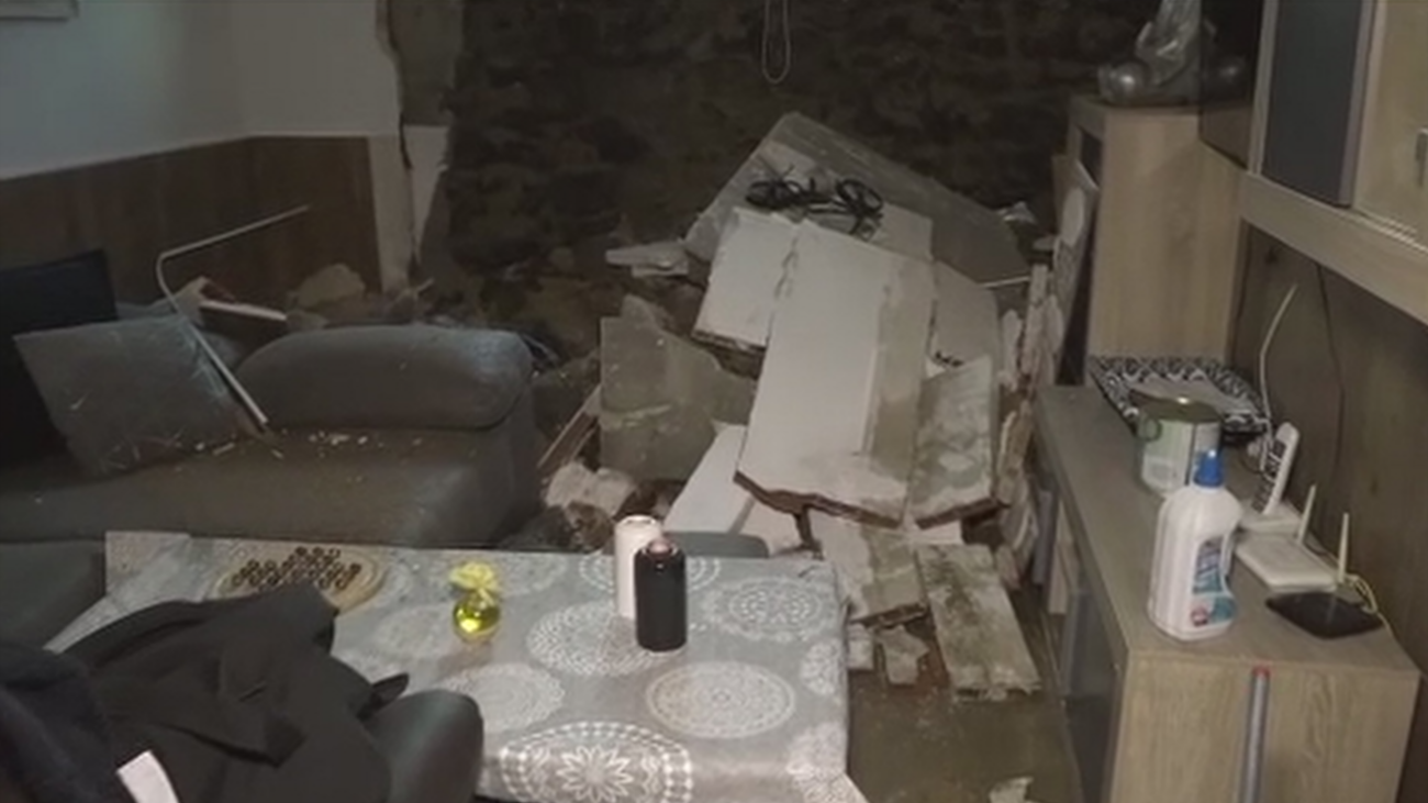 Parte de su vivienda se viene abajo por culpa de la rotura de una tubería