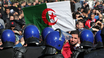 Las protestas desbordan Argel y aumentan la presión al gobierno en las calles