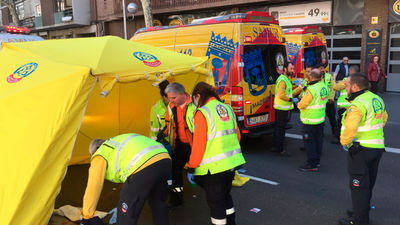 Un hombre herido grave tras ser atropellado en la calle Ciudad de Barcelona
