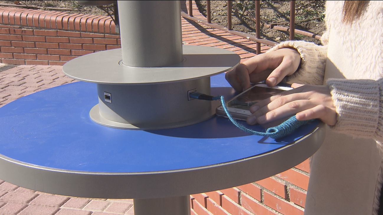 Alcobendas instala cargadores de móviles en parques mediante energía solar