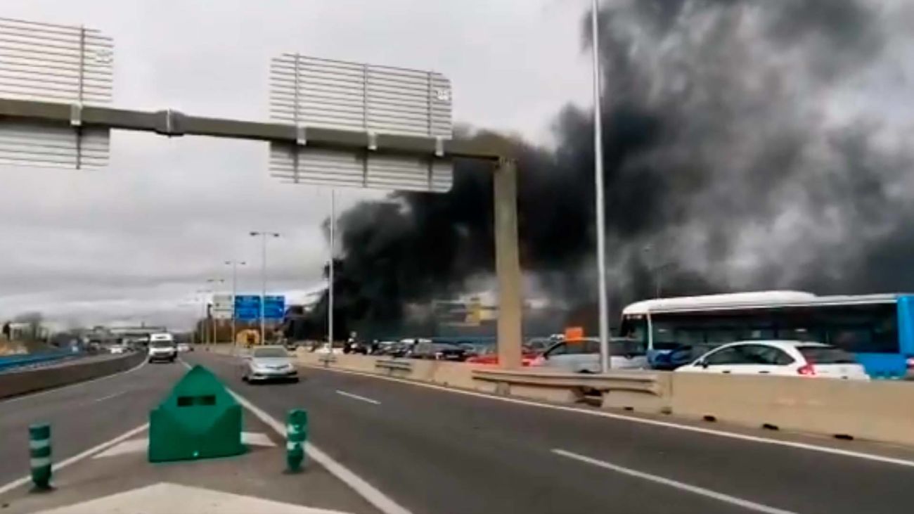 El incendio del autobús está causando una visible nube de humo negro