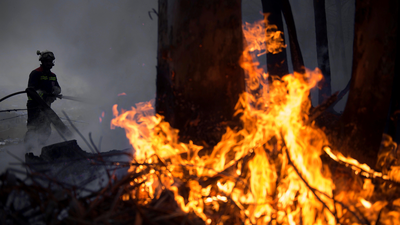 Decenas de incendios siguen activos en el norte de España